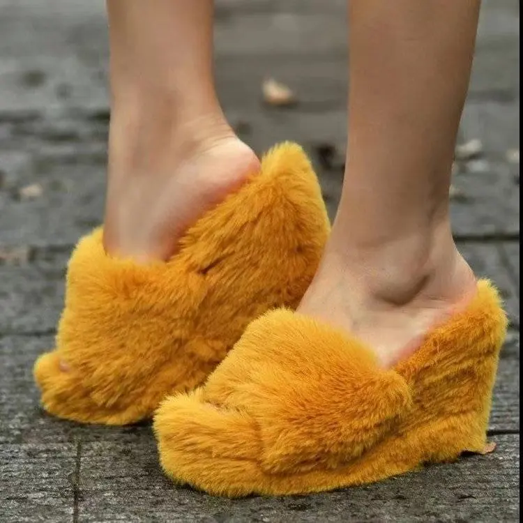 2022 Ladies fuzzy slippers With round-toe wedge-heeled fur shoes For women