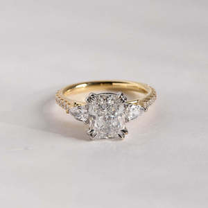 Anillo de Compromiso Clásico Plateado para Mujer con Diamante Cultivado en Laboratorio como Piedra Central y Elegantes Detalles de Diamantes Laterales - Product Image 4
