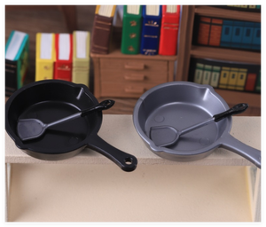 Casa de muñecas para niños y niñas, accesorios de cocina realistas, sartén artesanal de resina, espátula para freír, juguete de comida de cocina - Product Image 6