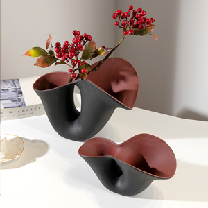 Vase en céramique géométrique noir en forme de trompette Alien pour la décoration intérieure - Product Image 5