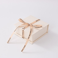 Kleine Schmuckschatulle aus Karton mit Goldband – Individuelles Logo – Auf Lager – Recycelbare Schmuck-Geschenkbox vom Professionellen Schmuckhersteller