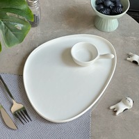 Assiettes de présentation en céramique émaillée blanche, forme irrégulière, écologiques, avec incrustations dorées, pour desserts et steaks, idéales pour mariages
