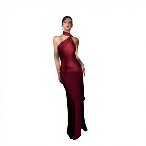 Robe de soirée sirène asymétrique en satin <span class=keywords><strong>bordeaux</strong></span> avec col halter torsadé, fente latérale, taille naturelle et traîne, longueur ras du sol pour femme - Product Image 1