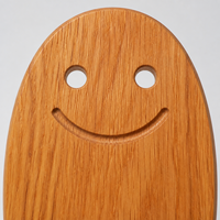 Plateau de service ovale en bois de chêne rouge avec logo personnalisé, motif visage souriant, idéal pour la présentation gastronomique en restaurant (vente en gros)