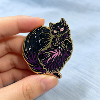 Badge de revers en métal personnalisé en usine, émail dur spécial, motif tourbillon de poudre nacrée, sérigraphie, chat noir galaxie