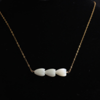 Collier élégant en or 14 carats plaqué ou argent S925, chaîne plate en forme de câble, avec 3 bourgeons de magnolia Yulan horizontaux en forme de coquille