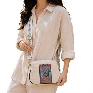 Sac bandoulière de luxe personnalisé Jaipur en raphia tressé brodé géométrique avec large sangle de guitare, sac à main de villégiature pour femme - Product Image 5
