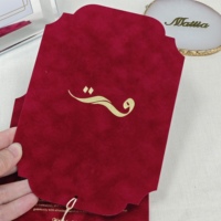 Menu de table de luxe en velours bordeaux, texte personnalisé en feuille d'or, forme découpée avec pompon doré, pour mariage et soirée masquée