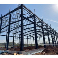 Structure en acier moderne pré-conçue à longue portée Grille préfabriquée Entrepôt et bâtiment d'usine avec panneaux sandwich isolés