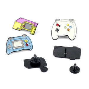 Épingle de revers tv de console de jeu personnalisée de haute qualité, badge de manette de jeu en métal, jeu vidéo rétro vintage en émail - Product Image 2