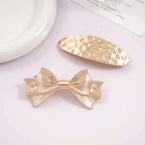 Barrettes à <span class=keywords><strong>cheveux</strong></span> haut de gamme pour femmes, en alliage doré vintage, à motif géométrique ovale martelé, avec clip à ressort - Product Image 1