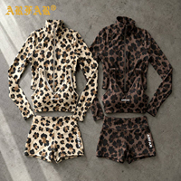 Ensemble de sport 3 pièces imprimé guépard personnalisé pour femme : veste de yoga zippée, soutien-gorge de sport et short cycliste. Fabricant de vêtements de sport léopard pour femme.
