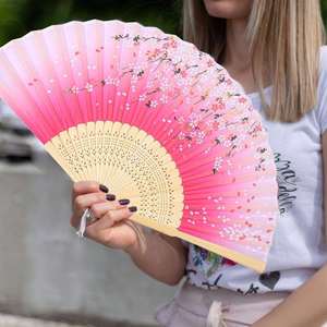 Éventail pliant en bambou sculpté à la main, style rétro, ajouré, avec fleurs, idéal comme cadeau d'affaires pour hommes et femmes - Product Image 3