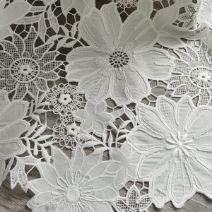 <span class=keywords><strong>Tissu</strong></span> en dentelle 100% polyester blanc avec broderie florale large sur toute la surface, <span class=keywords><strong>tissu</strong></span> en dentelle lourdement brodé pour robes de mariée et artisanat - Product Image 5