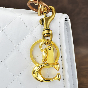 Lilangda luxe haute qualité hommes et femmes clé de voiture accessoires sac pendentif vente chaude métal lettre porte-clés - Product Image 5