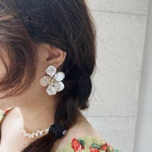 Boucles d'oreilles clous pour femme en plaqué or 14 carats avec pétales de fleurs et fausses perles, forme irrégulière blanche - Product Image 4