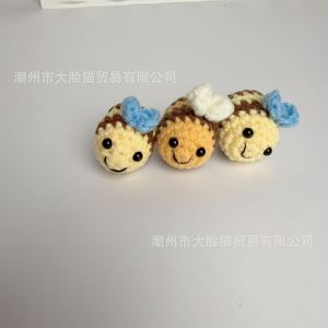 Llavero Colgante de Abeja Tejido a Crochet Hecho a Mano, Accesorio para Llaves de Coche con Diseño de Dibujos Animados, Alas Azules y Blancas, Material de Hilo, Estilo Infantil - Product Image 3