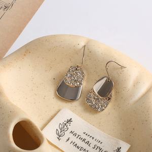 Pendientes de latón chapados en oro de 14k con diseño geométrico vintage en contraste, color <span class=keywords><strong>café</strong></span> claro, con gancho, de aleación, modernos, para mujer - Product Image 5