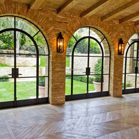 Fenêtres et portes rondes en acier de style rétro européen classique, cadre en acier extrêmement étroit, motifs de grille de fenêtre en verre