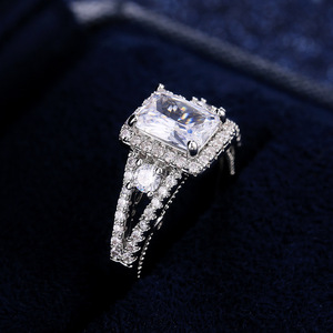 Anello di Proposta Classico per Donne, Elegante Gioiello Scintillante da Indossare sul Dito - Product Image 1