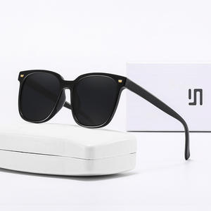 แว่นกันแดด Lunatic กรอบสีดำ เลนส์พีซี ป้องกันรังสียูวี 400 สำหรับทุกเพศ รุ่น 3 พร้อมกล่อง - Product Image 1