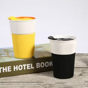 Caneca de café de viagem de cerâmica com tampa PP, copo de água portátil reutilizável personalizado, manga de silicone sem alça para presentes
