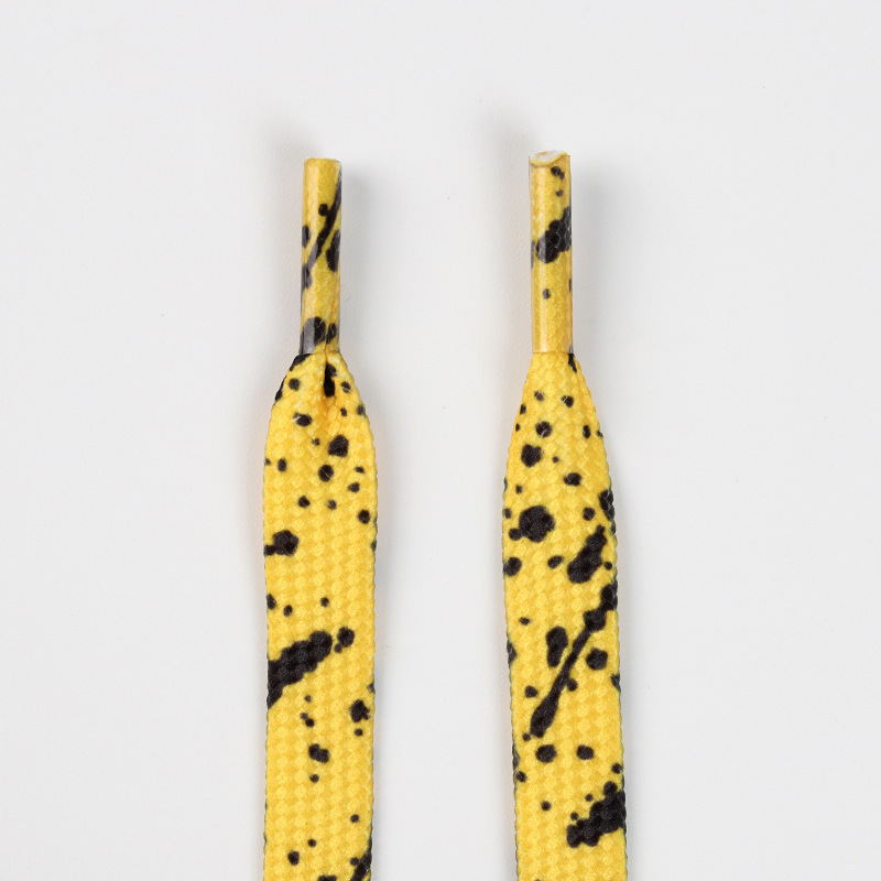 Tinta negra salpicada sobre amarillo.