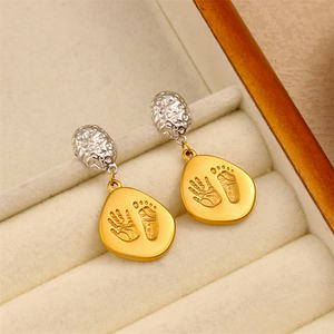 Pendientes clásicos de acero inoxidable chapados en oro de 18 quilates de alta calidad, colgante conmemorativo con estampado de Palma de bebé recién <span class=keywords><strong>nacido</strong></span> a la moda - Product Image 4