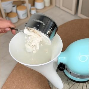 Accessoire pour batteur sur socle : entonnoir à farine en silicone pour la préparation culinaire et la pâtisserie - Product Image 3