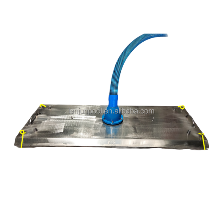 Tête argentée d'aspirateur de piscine