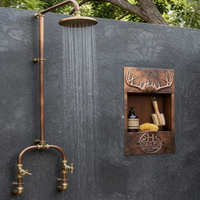 Robinet de douche extérieur mural artisanal en cuivre et laiton, finition patine naturelle brossée, style antique, avec tuyau apparent, double poignée, jet pluie