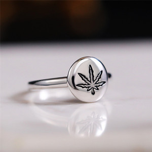 Anello con Sigillo a Foglia d'Acero Dorato da Donna, Design di Nicchia Lusso Leggero, Accessorio Gioiello per Dito Indice - Product Image 6