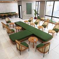 Ensemble de restaurant moderne de style nordique, luxe léger, table et chaises en rotin tressé, combinaison de canapé et de banquette pour café
