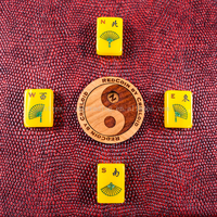 Le jeu de Mahjong Dragon par American Mahjong Tiles Set, comprenant les tuiles Red Dee Gallo et les jetons Crisloid Buddha Yellow, pour le divertissement