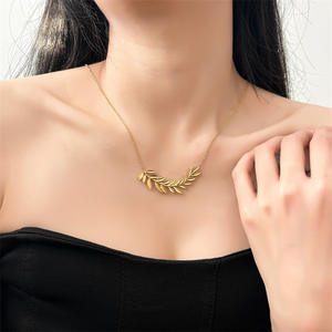 Collana di foglie di moda per i regali di compleanno della <span class=keywords><strong>figlia</strong></span> delinate impermeabili in acciaio inossidabile placcato oro foglie collane di fascino per le donne - Product Image 2