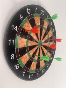 لوحة رمي السهام المغناطيسية الرائعة مقاس 15 بوصة مع 6 سهام (3 قطع + 3 قطع إضافية مجانية) - Product Image 2