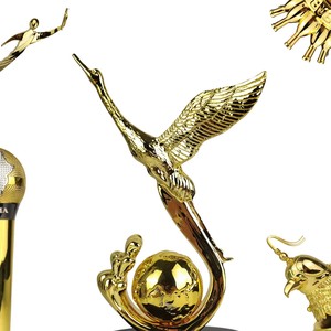 Trofeo de Aluminio Chapado en Oro Personalizado - Escultura de Trofeo en Forma de <span class=keywords><strong>Cisne</strong></span> Dorado, Regalo Empresarial Creativo - Product Image 3