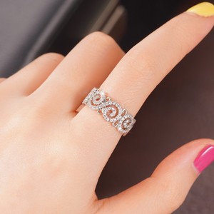 Anello Traforato con Motivi Floreali per Donne, Gioiello da Dito Scintillante e alla Moda - Product Image 2