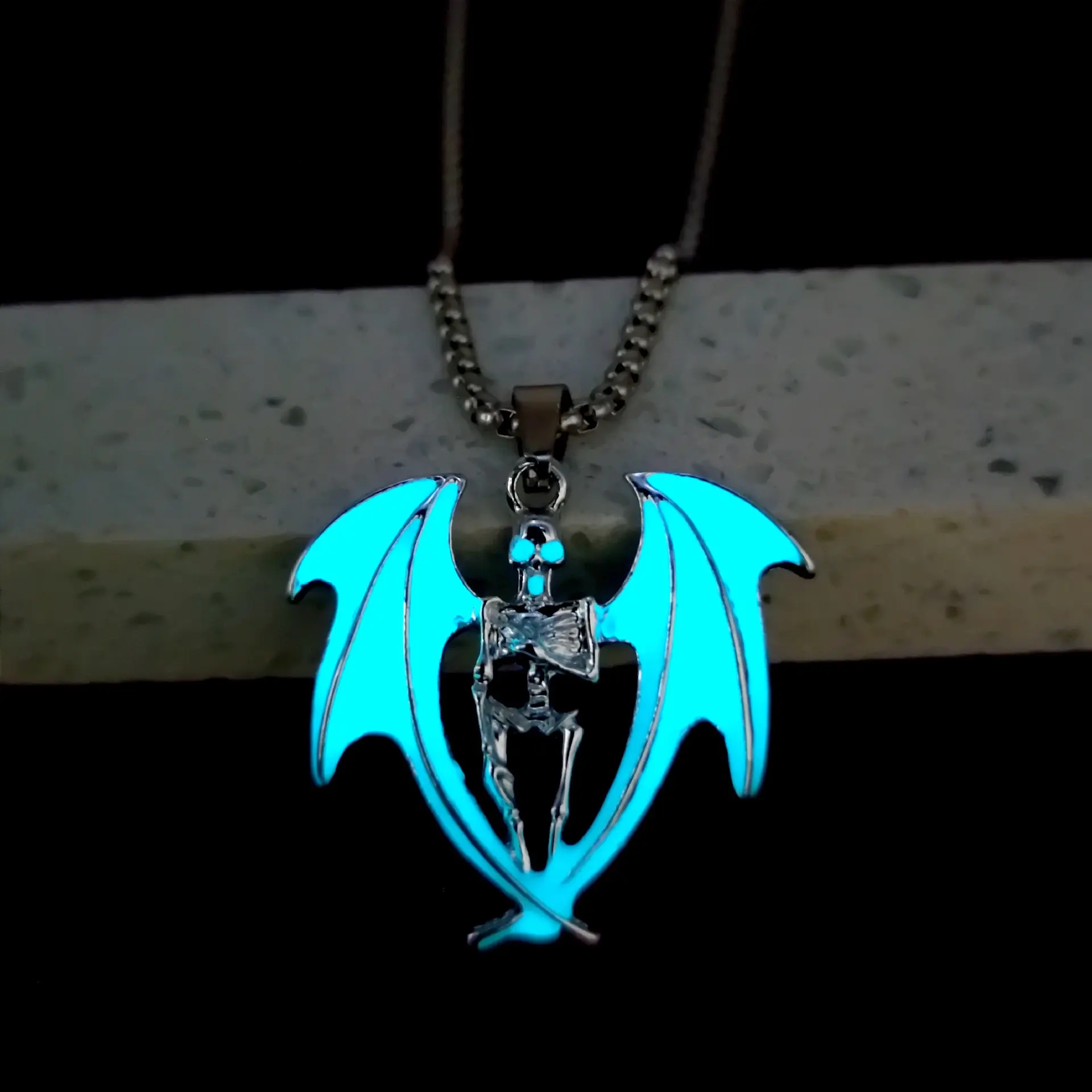 2312 perdagangan luar negeri retro Halloween glow-in-the-dark menjual kalung akan menyala sayap api mempesona keren liontin pria