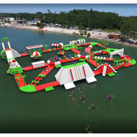 Parc gonflable de fête de carnaval aquatique d'été Équipement de parc flottant pour l'extérieur