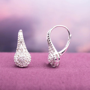 Orecchini pendenti rotondi con cristalli pavé per donna, tono argento, eleganti accessori moda per feste - Product Image 1
