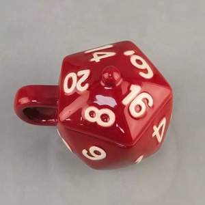 L Critical Hit D20 Tasse à café en céramique de couleur rouge avec numéro de conception 3D avec couvercle pour le petit-déjeuner, les boissons ou les cadeaux. - Product Image 2
