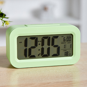 Horloge numérique LED multifonctionnelle carrée en plastique moderne avec affichage de la température et de l'humidité, alimentation USB, commande acoustique, pour bureau et cuisine - Product Image 4