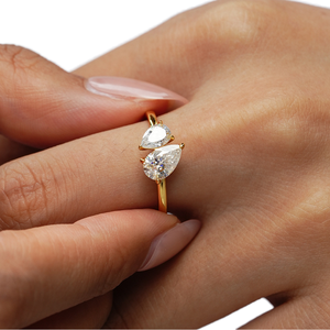 เครื่องประดับมอสซาไนต์สั่งทำพิเศษ แหวนมอสซาไนต์ทรงลูกแพร์ VVS แท้ 18K แหวนเพชรหมั้นและแต่งงาน ได้รับการรับรองจาก GRA แหวนทองคำคลาสสิก - Product Image 1