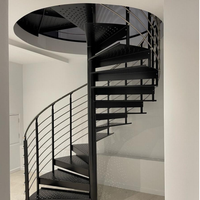 Escalier en colimaçon circulaire contemporain Anewson en acier au carbone avec verre courbé, luxueux et peu encombrant