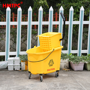 Cubo para Mopa HMTPC de 36L Amarillo con Escurridor Manos Libres para Uso Comercial, Doméstico y Hotelero - Product Image 4