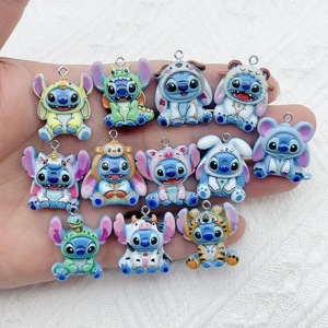 HD0841 Lindos dijes <span class=keywords><strong>de</strong></span> <span class=keywords><strong>resina</strong></span> <span class=keywords><strong>de</strong></span> Stitch del Zodíaco, colgantes brillantes <span class=keywords><strong>de</strong></span> Stitch con disfraz <span class=keywords><strong>de</strong></span> animal <span class=keywords><strong>de</strong></span> dibujos animados <span class=keywords><strong>para</strong></span> la fabricación <span class=keywords><strong>de</strong></span> pulseras, pendientes y llaveros DIY - Product Image 1