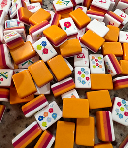 Fichas de Mahjong Americanas de Acrílico Naranja de 4 Capas de Primera Calidad, Diseño Moderno y Lujoso, Ideal para Entusiastas de Casinos y Póker - Product Image 1