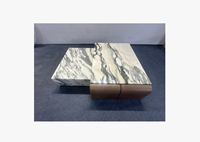 Table basse gigogne luxueuse en marbre, alliant tons bois et métal, pour une texture moderne et haut de gamme, idéale pour les maisons de prestige.