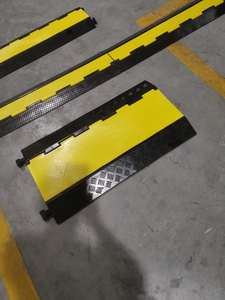 Protector de Cables para Suelo de Carretera de 5 Canales, Fácil de Colocar y Retirar, 900*500*50mm, con Tapa Amarilla de PVC - Product Image 3